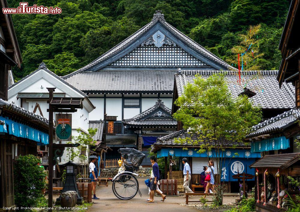 Immagine Una stradina del centro medievale con turisti e risciò nel parco tematico Edo a Nikko, Giappone - © Prokhorova Tatiana / Shutterstock.com