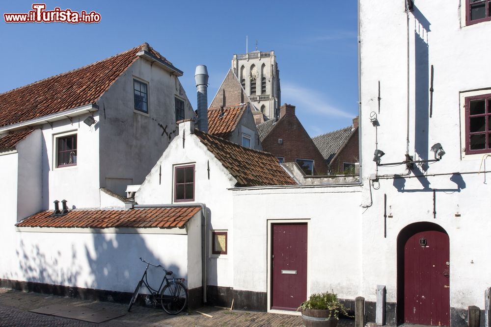 Immagine Una stradina del centro storico di Brielle, Olanda. Questa graziosa cittadina dell'Olanda Meridionale, popolata da circa 16 mila abitanti, vanta un interessante patrimonio culturale, storico e  architettonico.