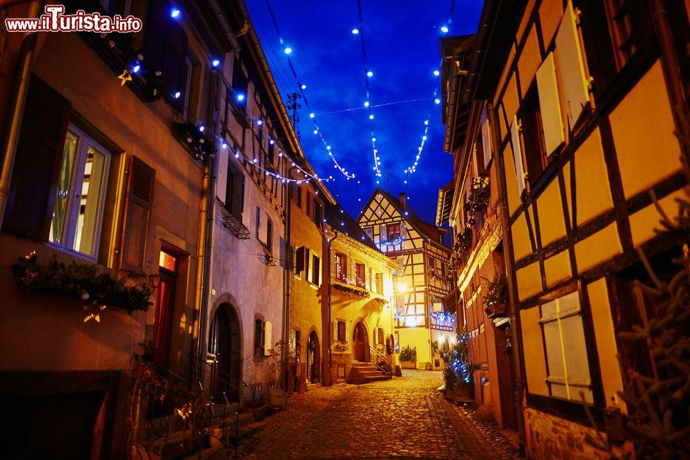 Immagine Una stradina del centro storico di Eguisheim by night, Alsazia, decorata per il Natale (Francia).