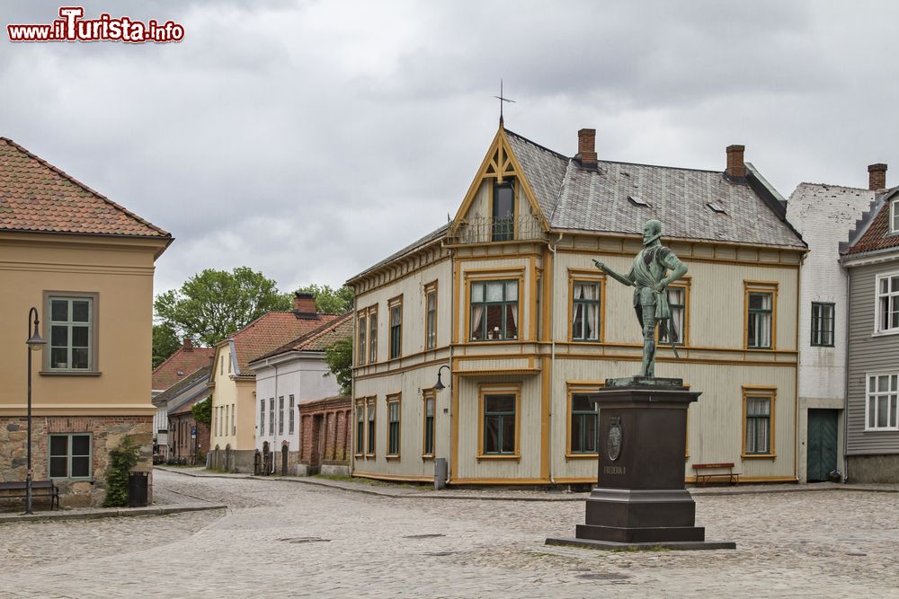 Immagine Una stradina del centro storico di Fredrikstad (Norvegia) con la statua di re Federico II°.