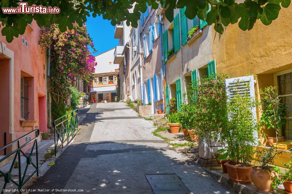 Immagine Una stradina del centro storico di Saint-Tropez, popolare jet set europeo e americano, Costa Azzurra (Francia) - © Christian Mueller / Shutterstock.com
