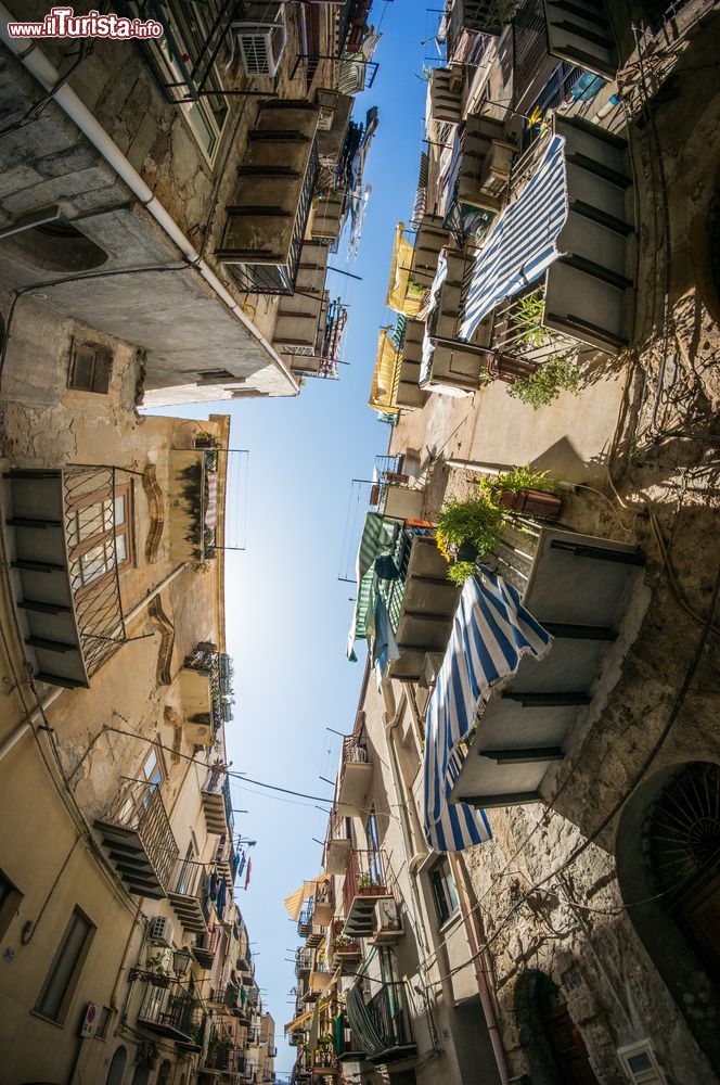 Immagine Una stradina del centro storico di Salemi, Trapani, con le casa affacciate.