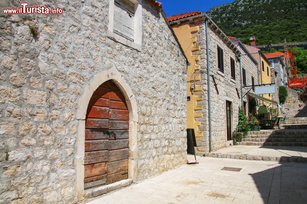 Immagine Una stradina del centro storico di Ston con le tradizionali case in pietra.