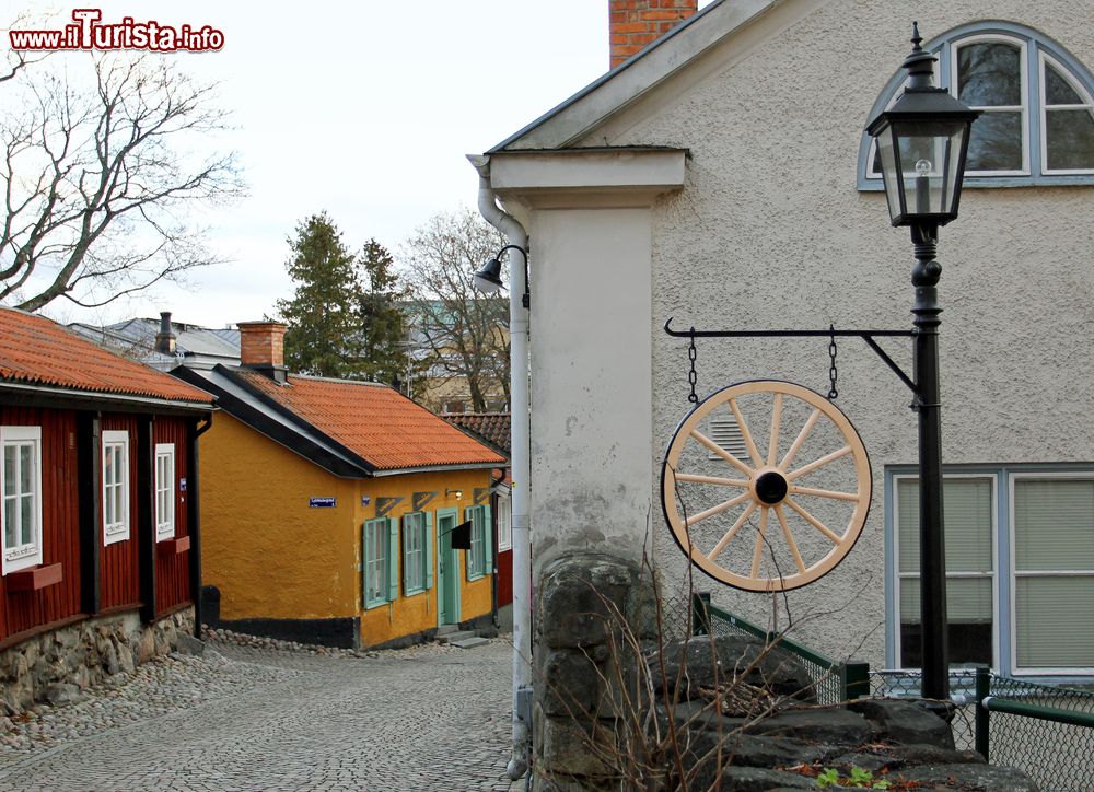 Immagine Una stradina del centro storico di Vasteras, Svezia. La cittadina possiede scorci deliziosi grazie anche a edifici e costruzioni che risalgono al XVII° e al XVIII° secolo.