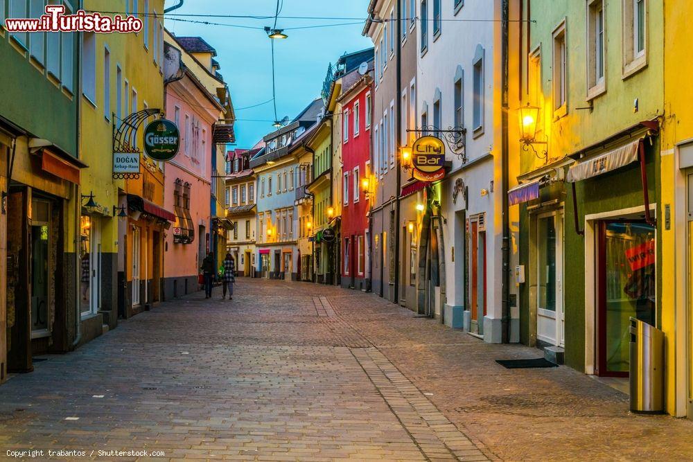 Immagine Una stradina del centro storico di Villach, Austria. Qui si affacciano bar e ristoranti, fulcro della vita notturna di questa località della Carinzia - © trabantos / Shutterstock.com