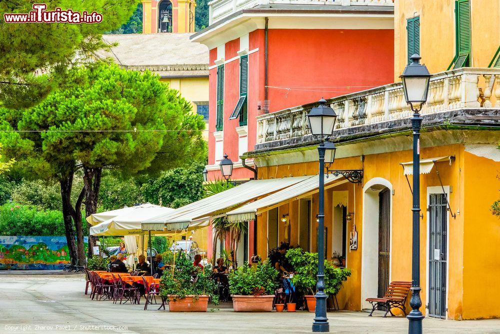 Immagine Una stradina del Comune di Levanto, Liguria, con un tipico ristorante all'aperto. Siamo nei pressi del Parco Nazionale delle Cinque Terre - © Zharov Pavel / Shutterstock.com