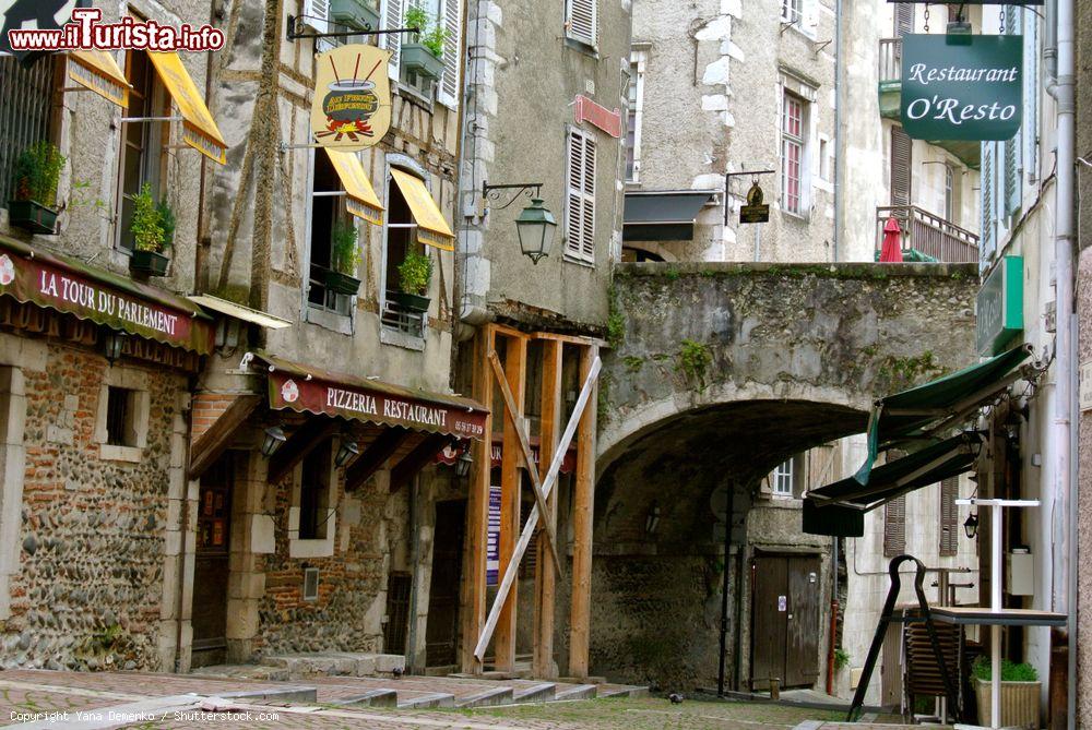 Immagine Una stradina del vecchio centro di Pau (Francia) con le tipiche case affacciate - © Yana Demenko / Shutterstock.com