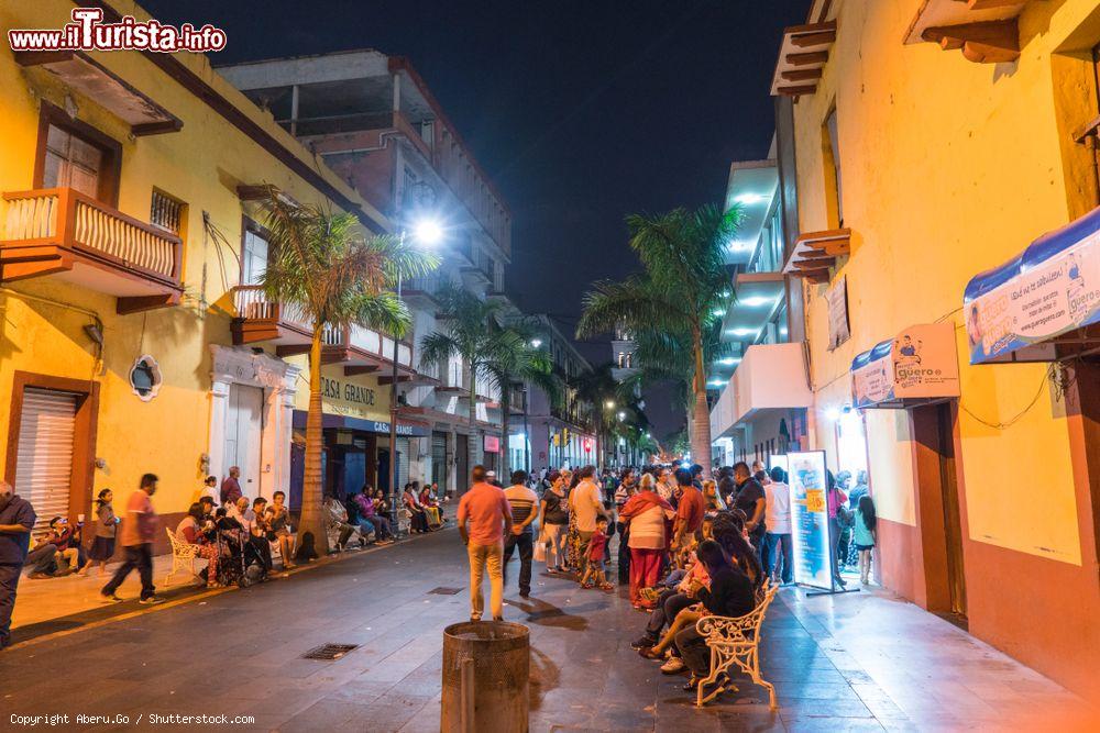 Immagine Una stradina della città coloniale di Veracruz, Messico, illuminata di notte - © Aberu.Go / Shutterstock.com