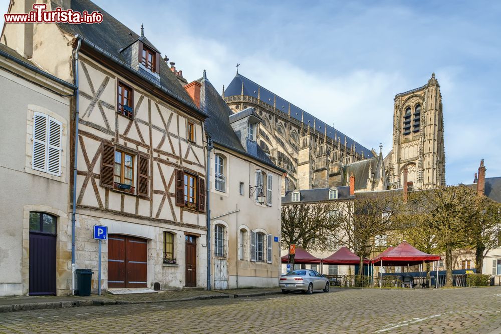 Immagine Una stradina della città di Bourges con case a graticcio e la cattedrale sullo sfondo, Francia.