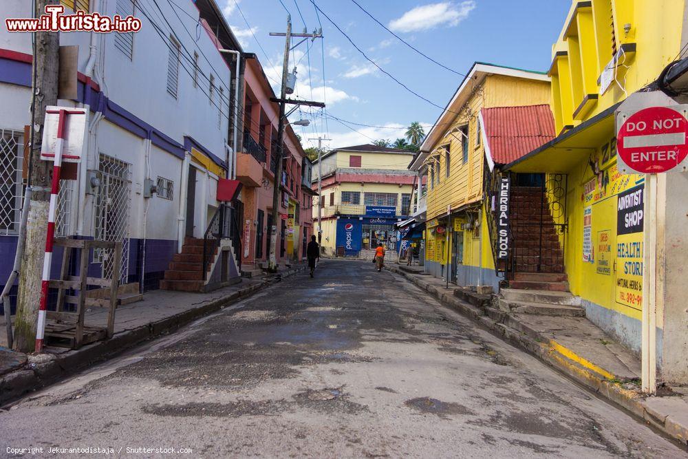 Immagine Una stradina della città di Port Antonio, Giamaica, il primo giorno dell'anno. Sullo sfondo, alcune persone a spasso in questa via su cui si affacciano case e attività commerciali - © Jekurantodistaja / Shutterstock.com