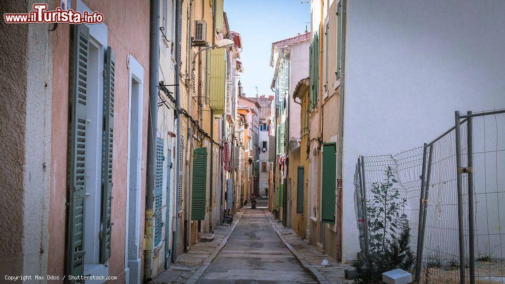 Immagine Una stradina deserta nel centro di La Ciotat, Francia - © Max Ddos / Shutterstock.com