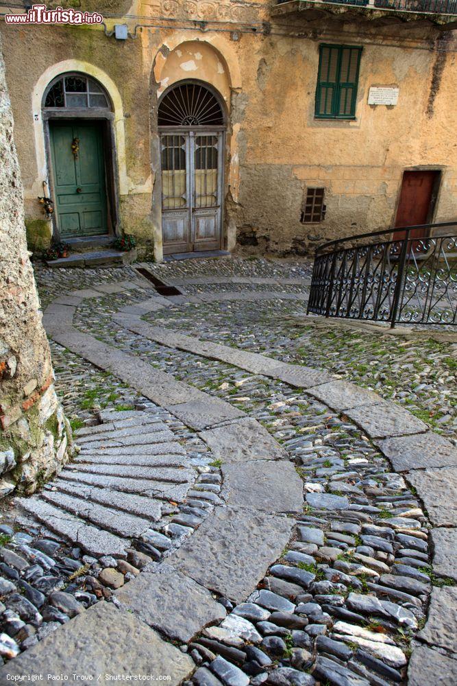 Immagine Una stradina di ciottoli nel centro storico di Triora, Liguria, Imperia - © Paolo Trovo / Shutterstock.com