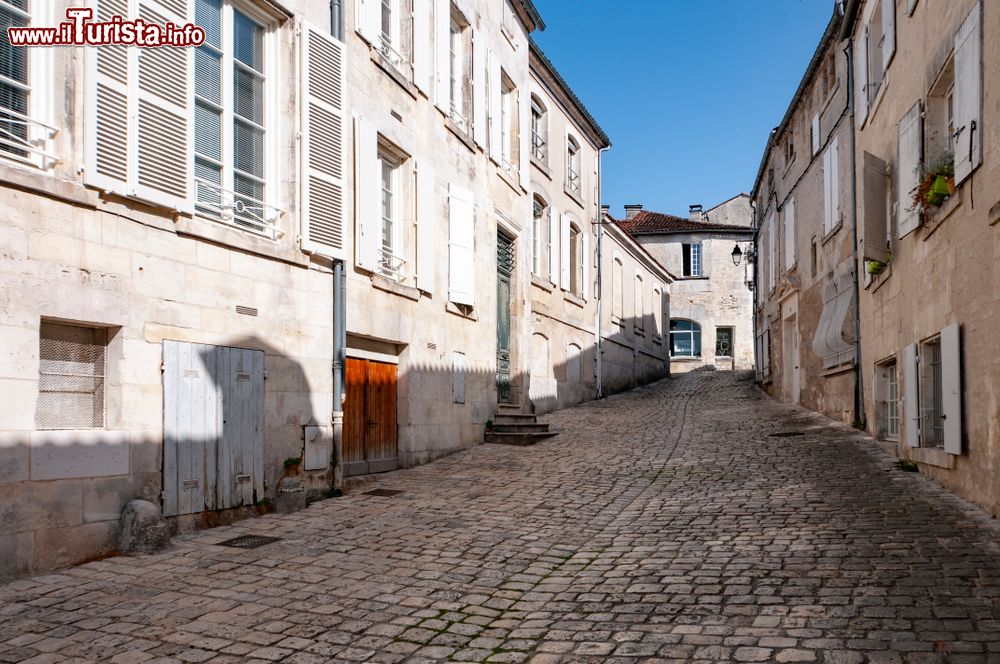 Immagine Una stradina in ciottoli nel vecchio centro storico di Cognac, Francia.