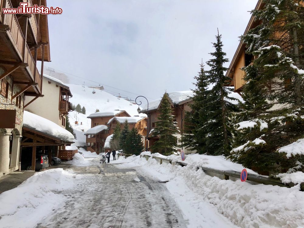 Immagine Una stradina innevata del villaggio di Les Menuires nelle Alpi francesi.