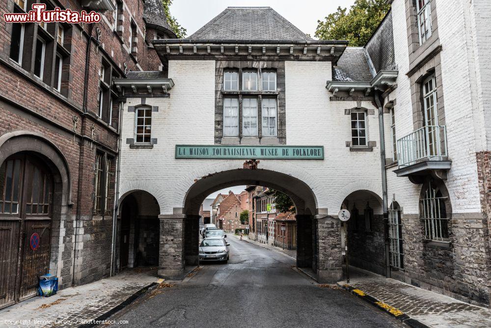 Immagine Una stradina medievale con porta d'ingresso alla città di Tournai, Belgio. Oggi qui si trova il museo del folklore - © Werner Lerooy / Shutterstock.com
