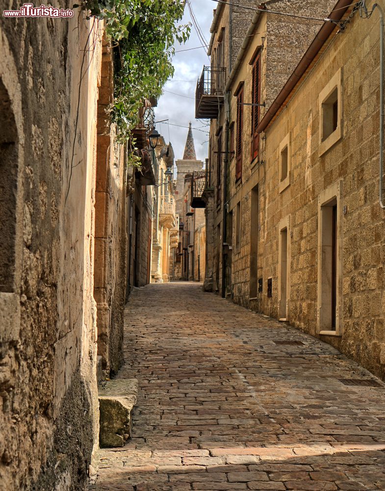 Immagine Una stradina nel borgo siciliano di Petralia Soprana, provincia di Palermo.