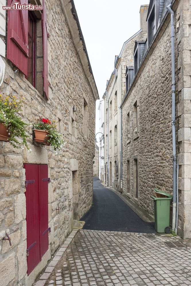 Immagine Una stradina nel centro di Carnac, Bretagna, Francia. Edifici in pietra si affacciano nella parte vecchia di Carnac creando un vero e proprio tesoro da scoprire ad ogni passo.