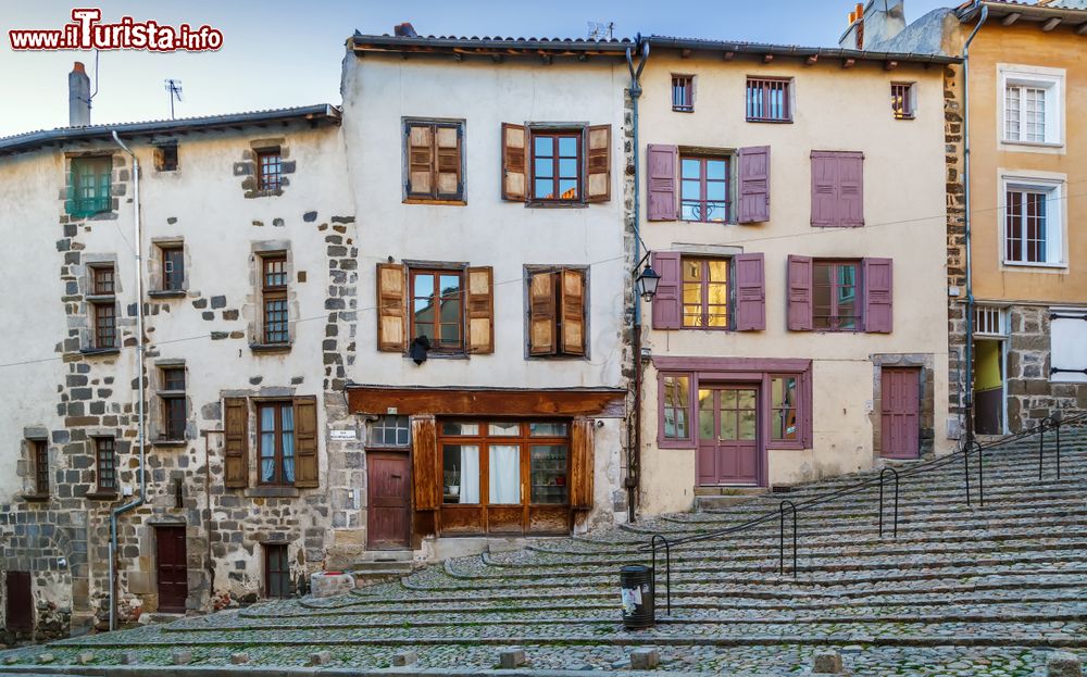 Immagine Una stradina nel centro di Le Puy-en-Velay (Francia) con case colorate.