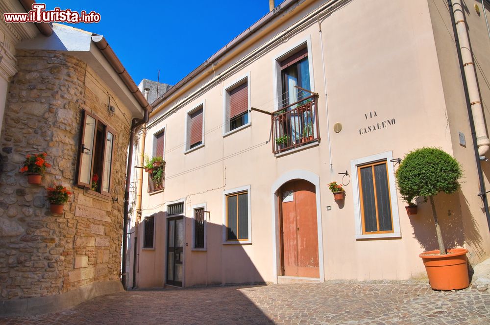 Immagine Una stradina nel centro di Sant'Agata di Puglia, Italia. L'impianto urbanistico della cittadina conserva l'originale struttura medievale.