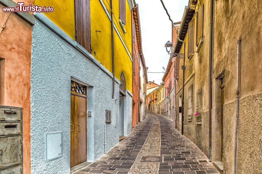 Immagine Una stradina nel centro storico di Bertinoro, Emilia Romagna. E' un tipico esempio di cittadella medievale con mura, torri e case antiche. E' nota anche come la città del vino.