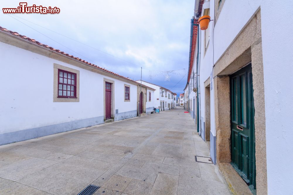 Immagine Una stradina nel centro storico di Miranda do Douro, Portogallo.