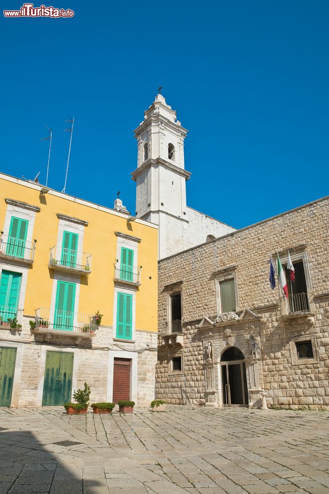 Immagine Una stradina nel centro storico di Molfetta, Puglia. Qui i vicoli hanno un caratteristico andamento a spina di pesce.