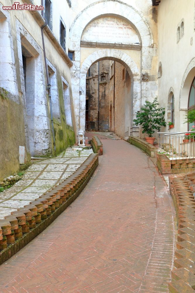 Immagine Una stradina nel centro storico di Spoleto, Umbria. La cittadina si sviluppa sul colle sant'Elia nei pressi del fiume Clitunno ed è contornata dai monti che delimitano la Valnerina.
