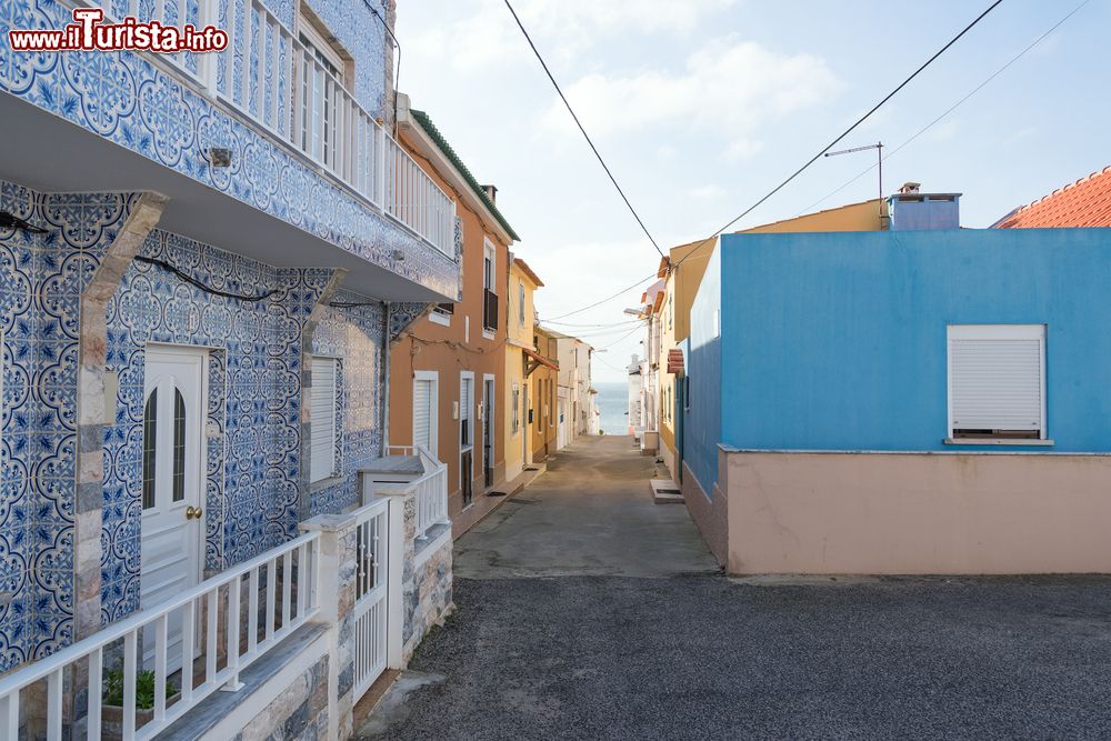 Immagine Una stradina nella città di Peniche, Portogallo. A decorare le facciate di molti edifici ci sono gli azulejos, le tradizionali piastrelle di ceramica smaltate e decorate.