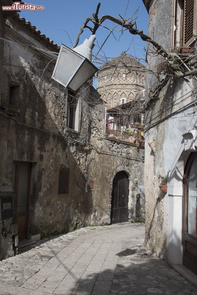 Immagine Una stradina nella vecchia città di Caserta, Campania, Italia. Accanto ai principali monumenti storici di Caserta, il turista non deve perdersi una passeggiata a piedi alla scoperta degli scorci e degli angoli più segreti di cui resterà piacevolmente sorpreso.