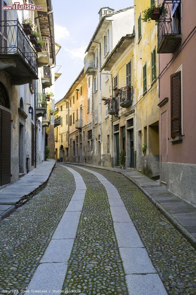 Immagine Una stradina nell'antico villaggio di Vogogna, Piemonte, in estate - © Steve Sidepiece / Shutterstock.com