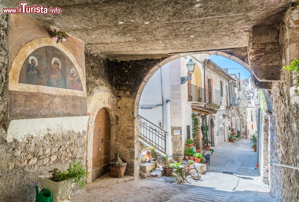 Immagine Una stradina pittoresca del borgo di Pacentro in Abruzzo