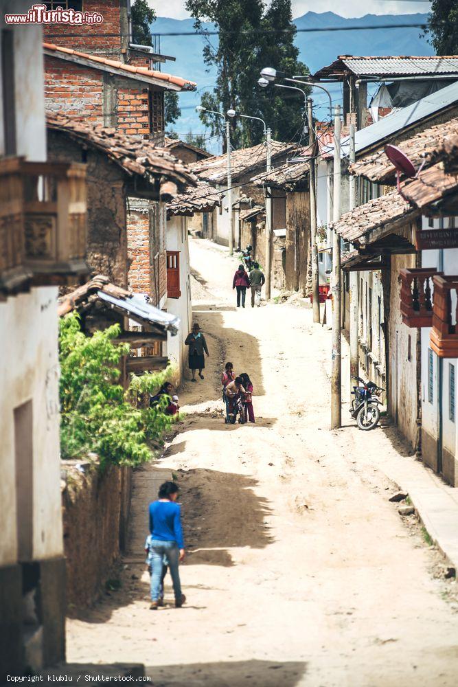 Immagine Una stradina sterrata nel villaggio di Huaraz, Perù, con case e abitanti - © klublu / Shutterstock.com