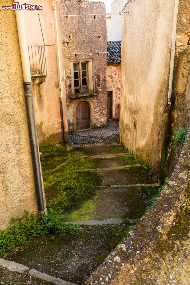 Immagine Una stretta scalinata nel borgo storico di Novara di Sicilia in provincia di Messina