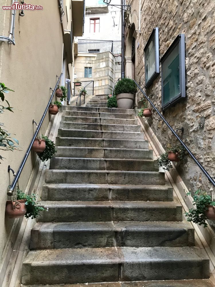 Immagine Una stretta scalinata nel cuore di Gangi in Sicilia