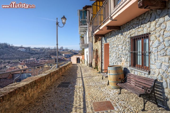 Immagine Una stretta strada lastricata a La Morra, Cuneo, Piemonte. Da qui si può ammirare un suggestivo panorama sull'intero villaggio