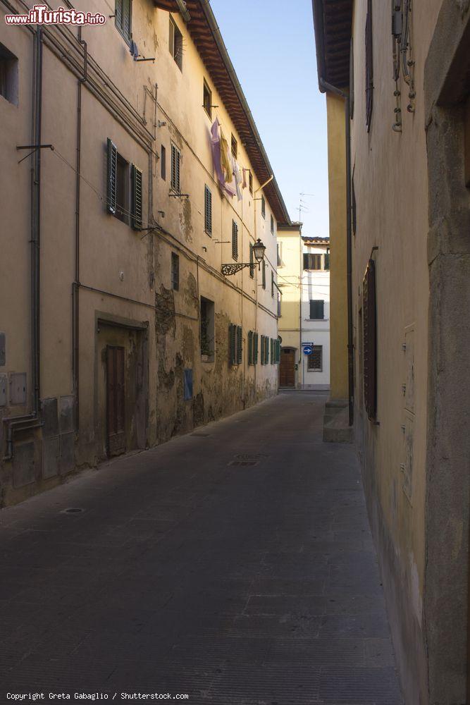 Immagine Una stretta via del centro stroico di Lastra a Signa vicino a Firenze - © Greta Gabaglio / Shutterstock.com