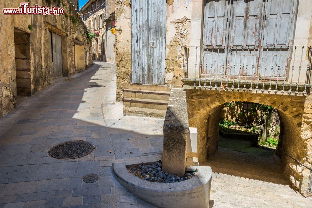 Immagine Una stretta via del centro storico di Ménerbes in una giornata di sole, Provenza, Francia.