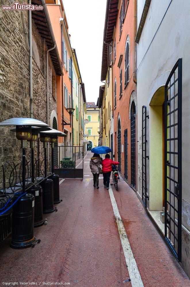 Immagine Una stretta via del cuore storico di Terni in Umbria - © ValerioMei / Shutterstock.com