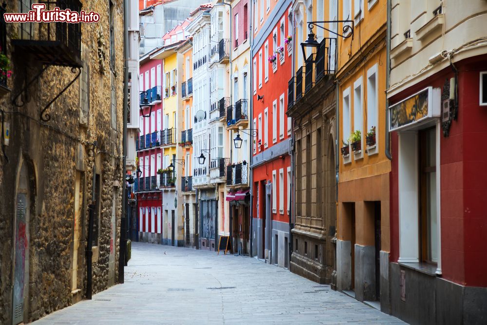 Immagine Una stretta viuzza del centro storico di Vitoria Gasteiz, Spagna.
