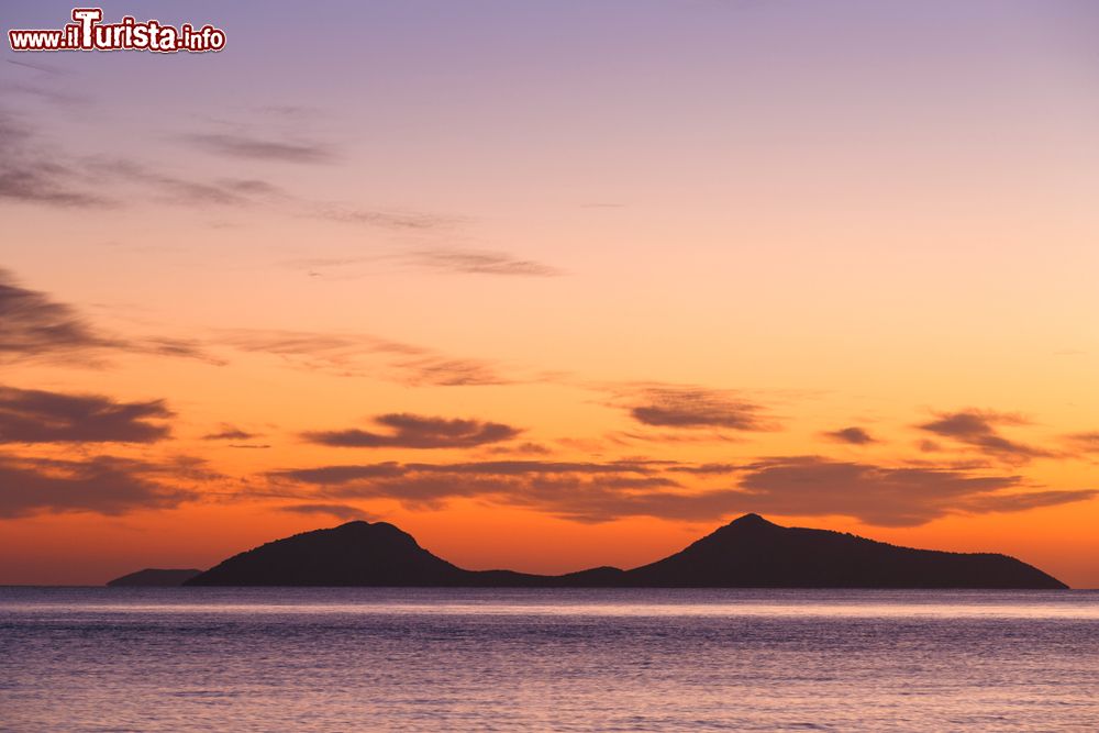 Immagine Una stupenda alba sull'isola di Trikeri fotografata da Spetses, Tessaglia (Grecia).