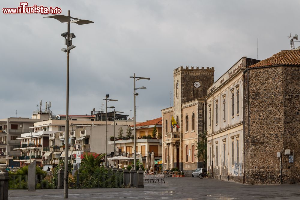 Immagine Una suggesiva veduta del centro storico di Aci Castello, provincia di Catania, Sicilia. Questa bella località siciliana è caratterizzata da un centro pieno di stradine e viuzze decorate da elementi in pietra lavica.