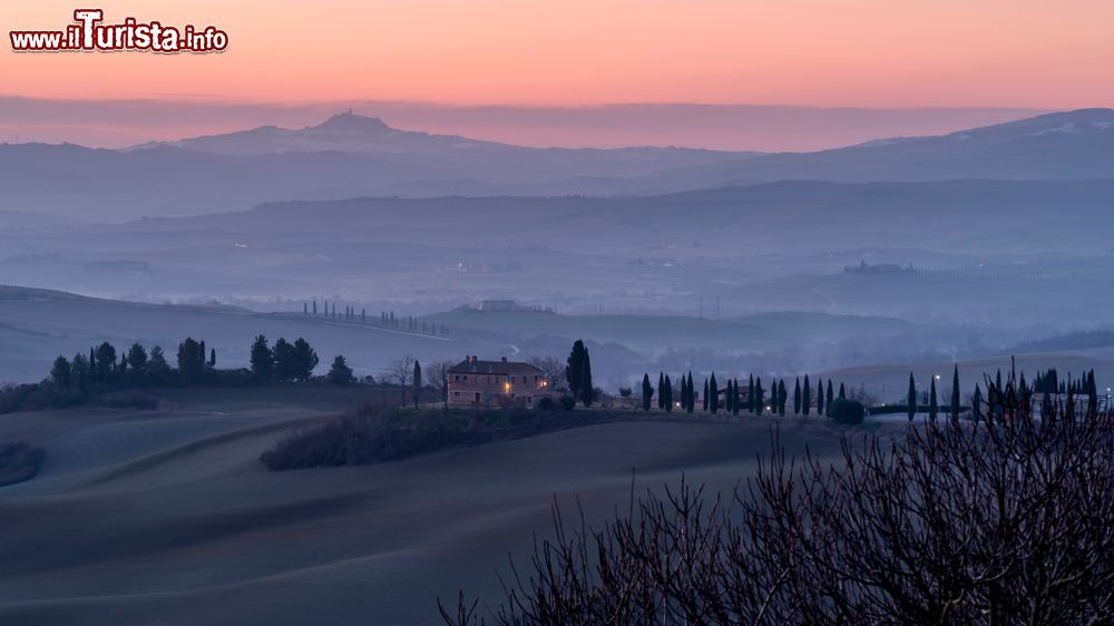 Immagine Una suggestiva alba sulle colline toscane fra San Quirico d'Orcia e la Rocca di Radicofani, Siena.