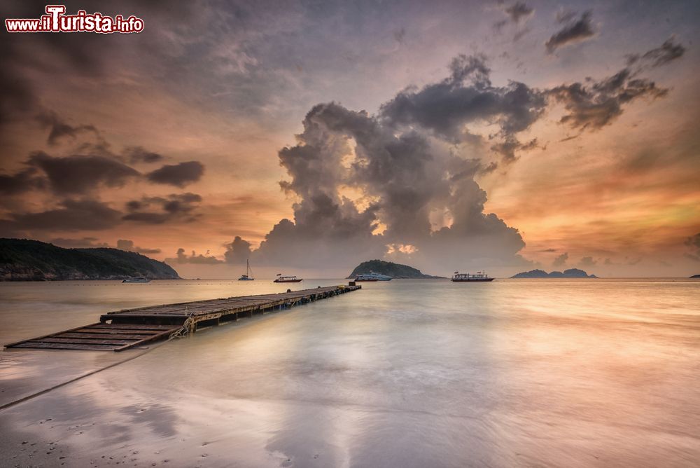 Immagine Una suggestiva alba sull'isola di Redang, Malesia. Dalla spiaggia si può ammirare il sorgere del sole con tutte le sfumature dell'arancione a colorare il cielo.