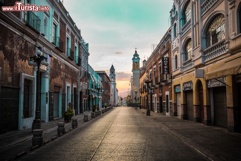 Immagine Una suggestiva alba vista da una strada della città di Puebla, Messico.