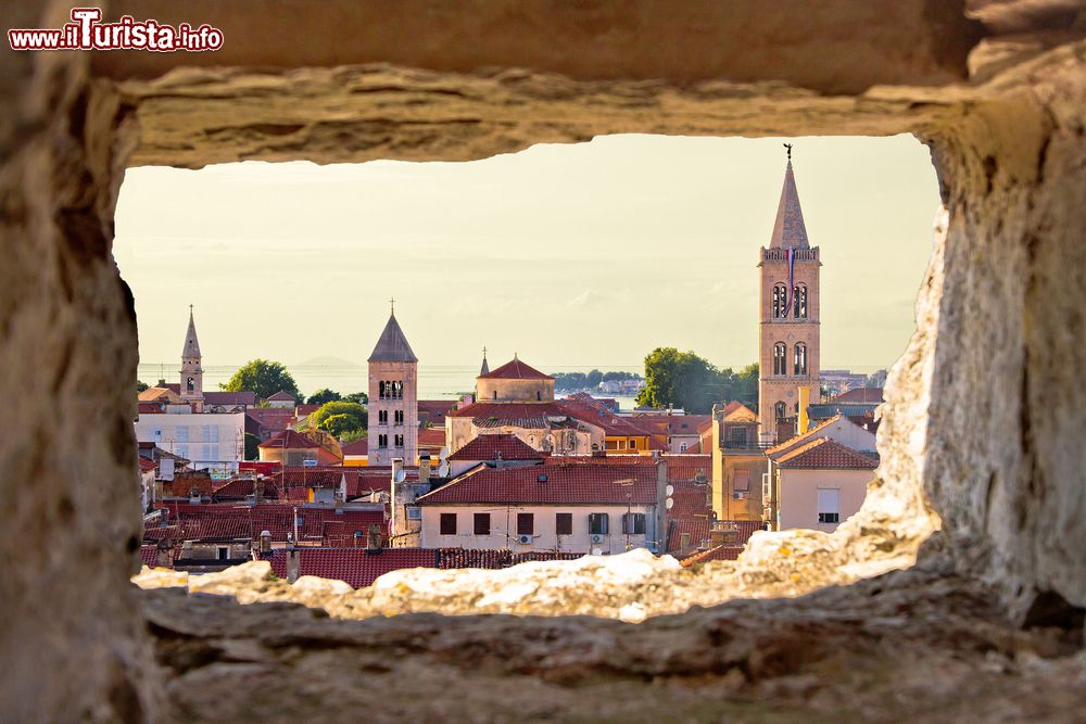 Immagine Una suggestiva immagine del centro storico di Zara attraverso una finestra in pietra, Croazia.