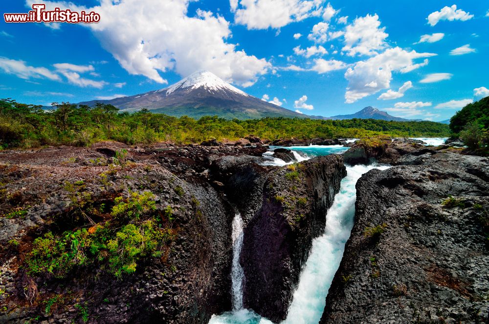 Immagine Una suggestiva immagine delle cascate del vulcano Osorno, Cile.