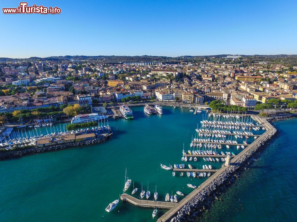 Immagine Una suggestiva immagine di Desenzano sul Lago di Garda, provincia di Brescia, dall'alto.