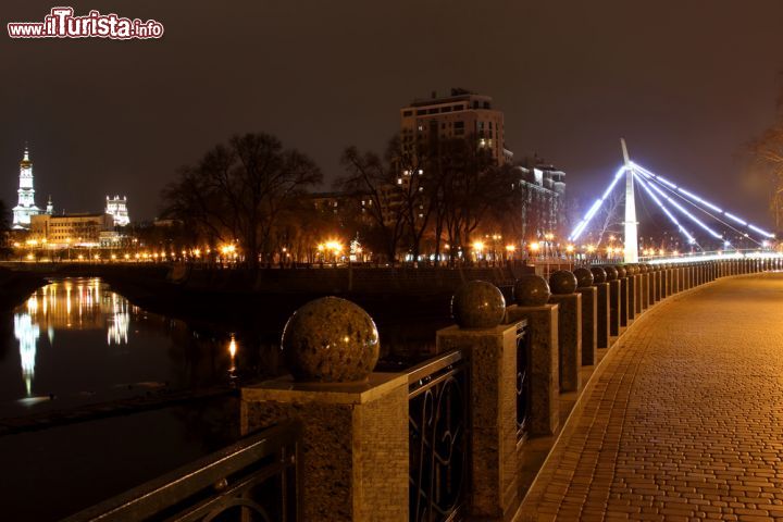 Immagine Una suggestiva immagine notturna della banchina di Kharkiv, Ucraina