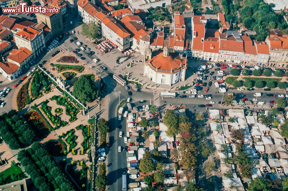 Immagine Una suggestiva panoramica aerea di Barcelos, Portogallo. Il centro storico della città è costellato di residenze e case antiche oltre che di giardini e spazi verdi.