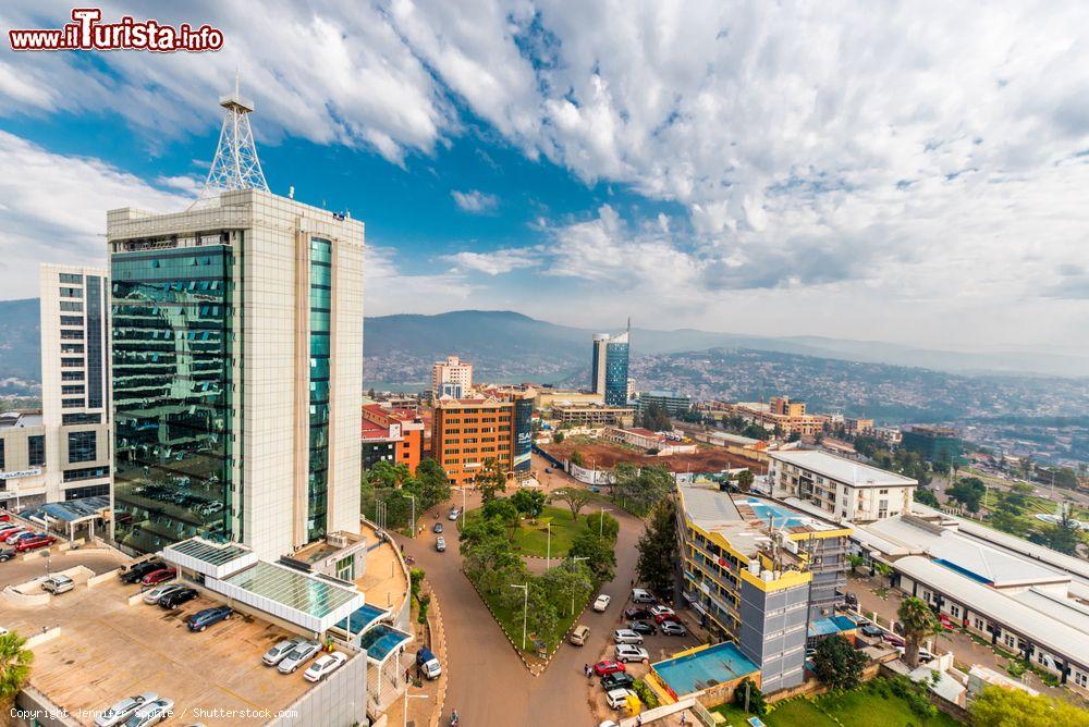 Immagine Una suggestiva panoramica della città di Kigali con Pension Plaza e la torre cittadina, Ruanda (Africa) - © Jennifer Sophie / Shutterstock.com